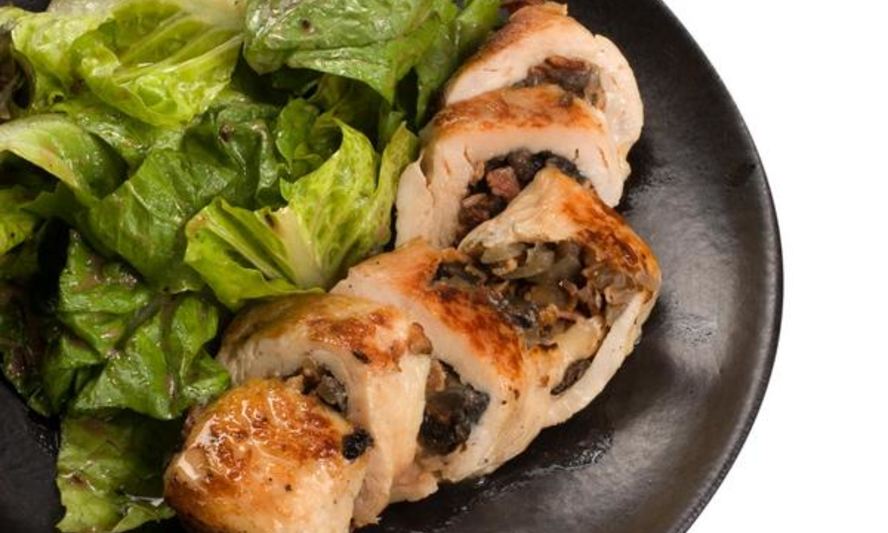 Рецепт пряного куриного рулета с шампиньонами