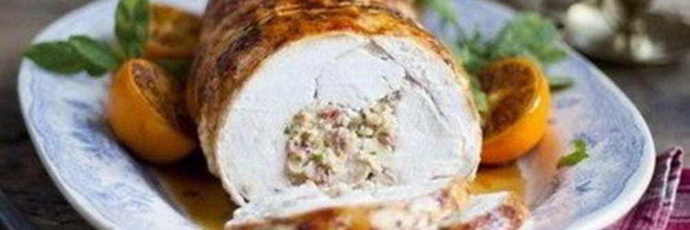 Рулет из индейки фаршированный беконом и яблоками