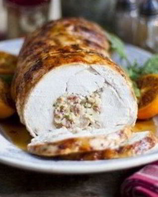 Рулет из индейки фаршированный беконом и яблоками