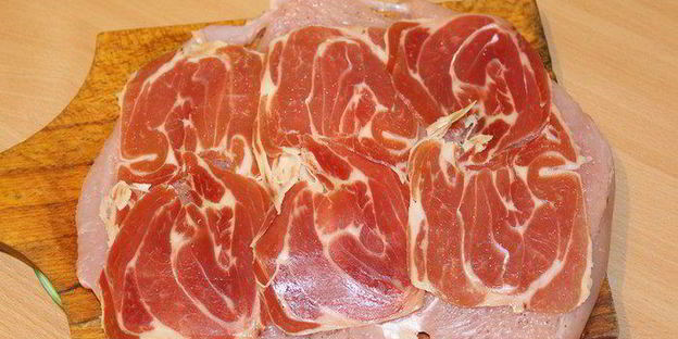 рулет из индейки с черносливом в тесте