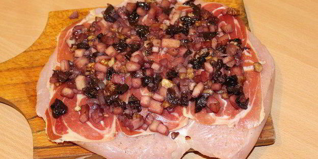 рулет из индейки с черносливом в тесте