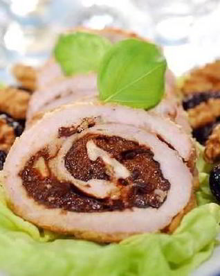 Рулет из индейки с черносливом