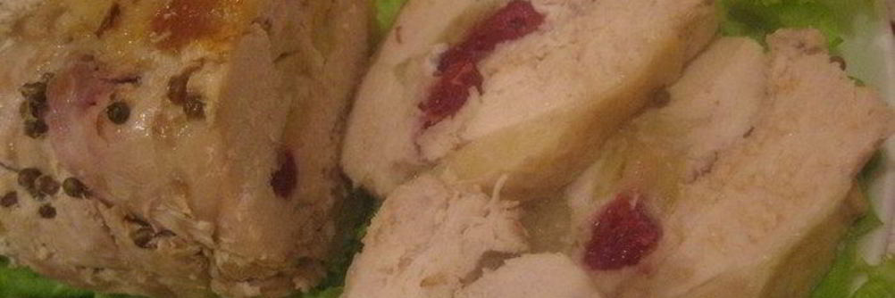 Рулет из индейки с клюквой и яблоком