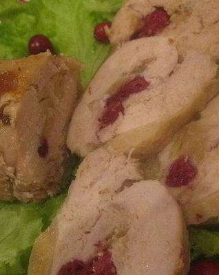 Рулет из индейки с клюквой и яблоком