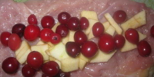 рулет из индейки с клюквой и яблоком