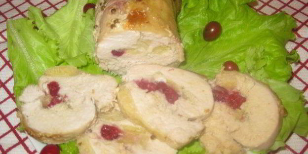 рулет из индейки с клюквой и яблоком