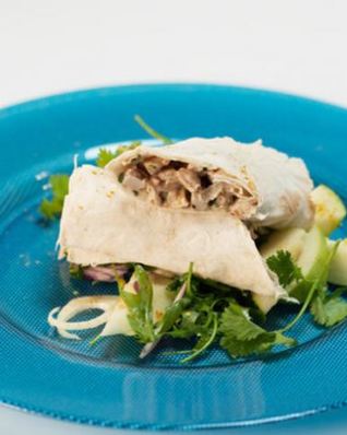 Рулет из кролика с яблочным салатом