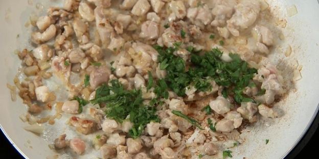 рулет из кролика с яблочным салатом