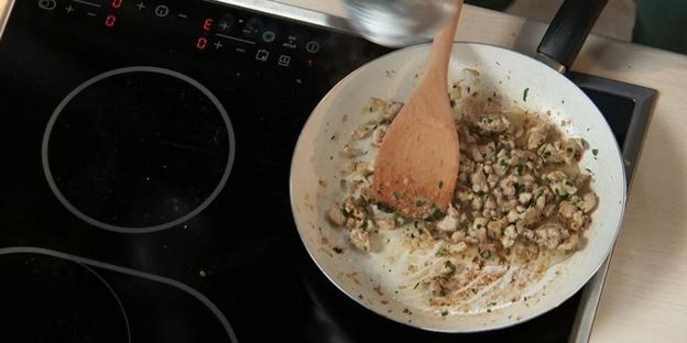 рулет из кролика с яблочным салатом