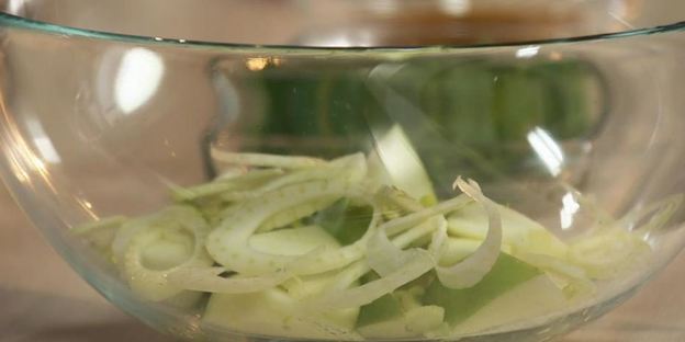 рулет из кролика с яблочным салатом