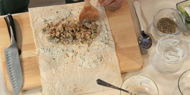 рулет из кролика с яблочным салатом