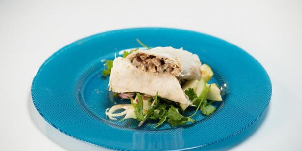 рулет из кролика с яблочным салатом