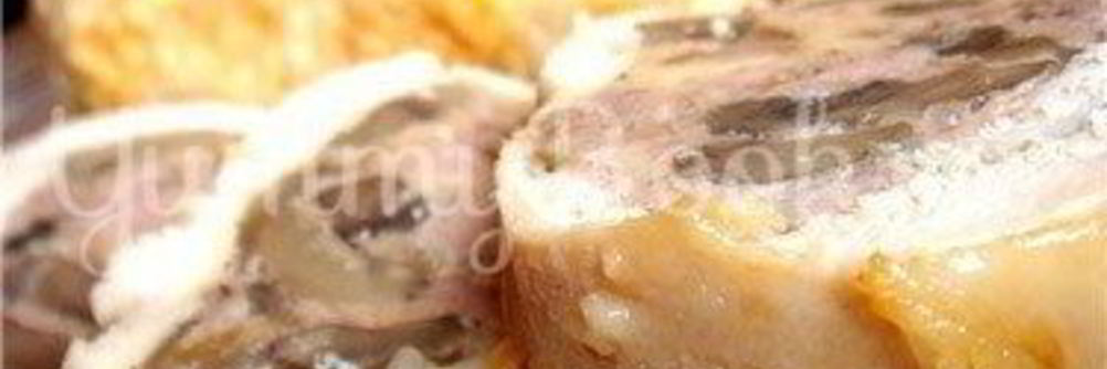 Рулет из куриной грудки с фаршем и шампиньонами