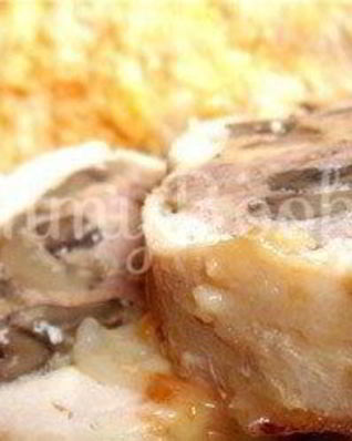 Рулет из куриной грудки с фаршем и шампиньонами