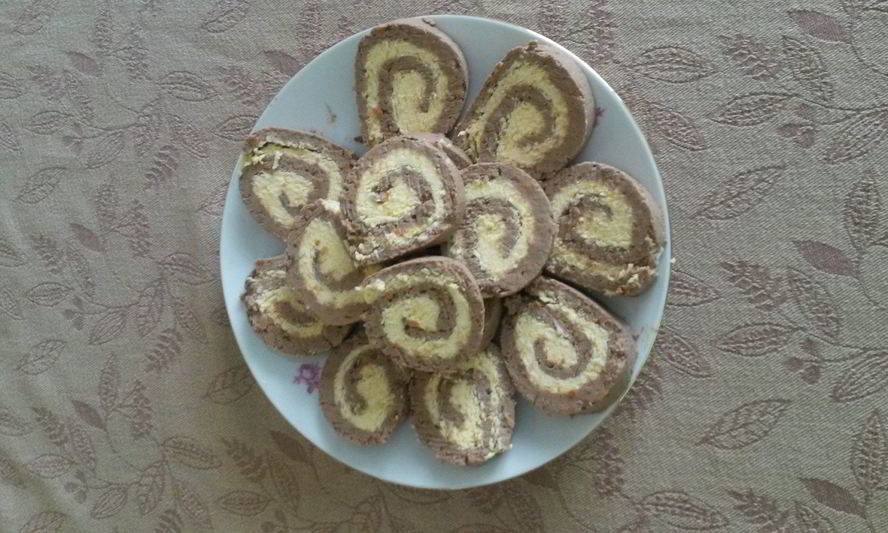 Рецепт рулета из куриной печени с сырно-яичной начинкой