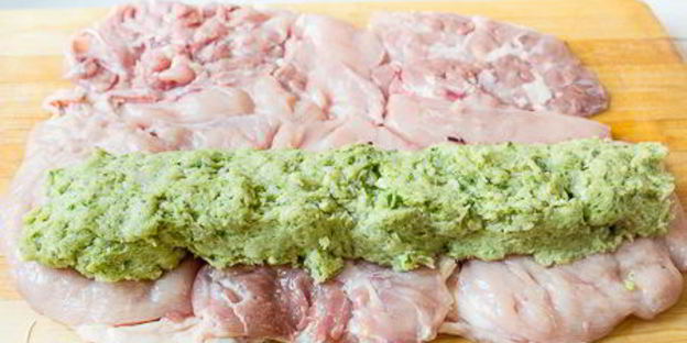 рулет из курицы с базиликом