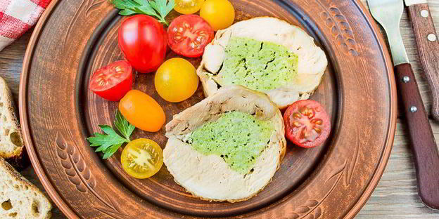рулет из курицы с базиликом