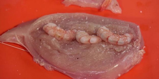 рулет из курицы с креветками