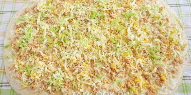 рулет из лаваша с консервированной рыбой