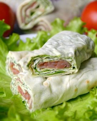 Рулет из лаваша сыра и красной рыбы