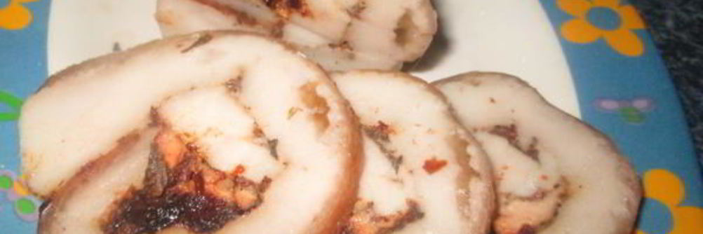 Рулет из сала с курицей и черносливом