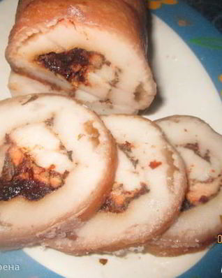 Рулет из сала с курицей и черносливом