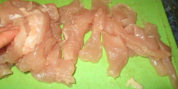 рулет из сала с курицей и черносливом