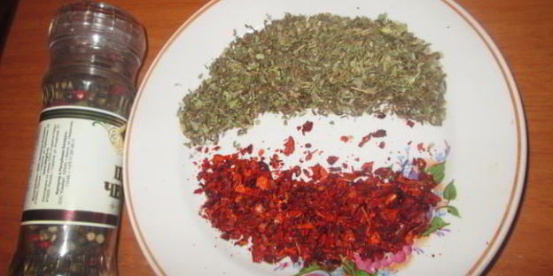 рулет из сала с курицей и черносливом