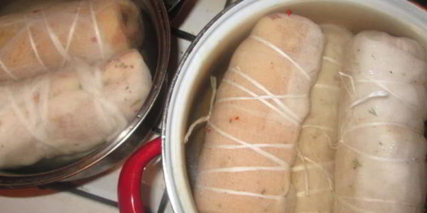 рулет из сала с курицей и черносливом