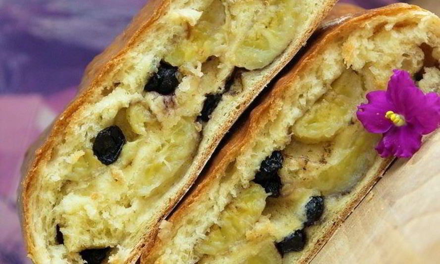 Рецепт рулета из сдобного теста с бананами, изюмом и корицей