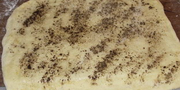 рулет из сдобного теста с бананами, изюмом и корицей