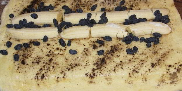 рулет из сдобного теста с бананами, изюмом и корицей