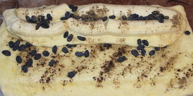 рулет из сдобного теста с бананами, изюмом и корицей