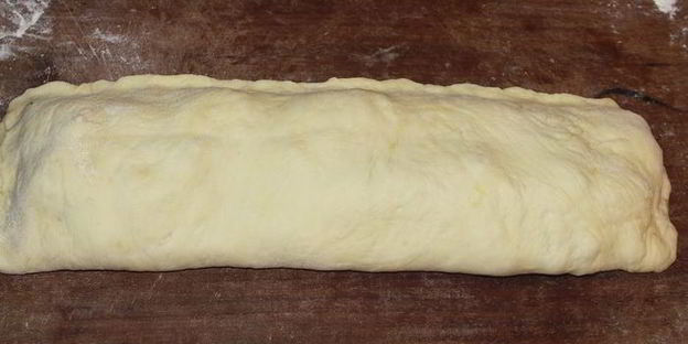 рулет из сдобного теста с бананами, изюмом и корицей