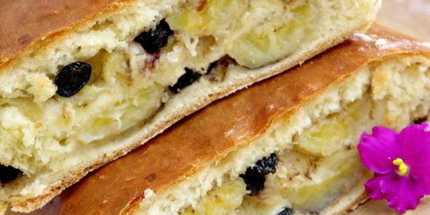 рулет из сдобного теста с бананами, изюмом и корицей