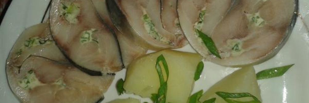 Рулет из скумбрии с чесночным маслом