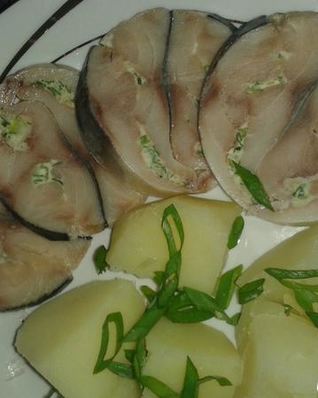 Рулет из скумбрии с чесночным маслом