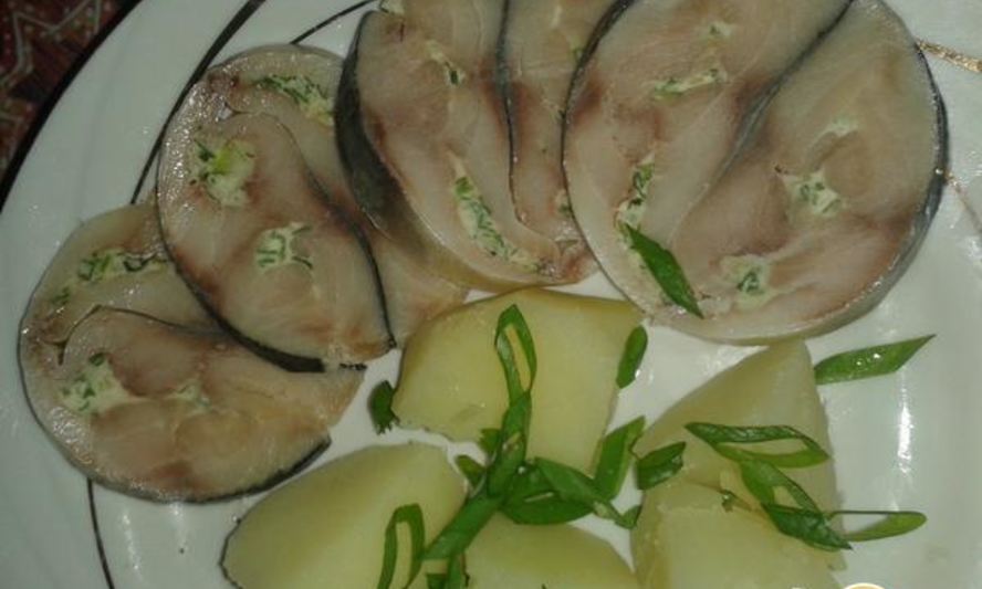 Рецепт рулета из скумбрии с чесночным маслом