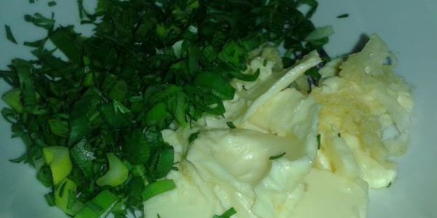 рулет из скумбрии с чесночным маслом