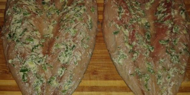 рулет из скумбрии с чесночным маслом