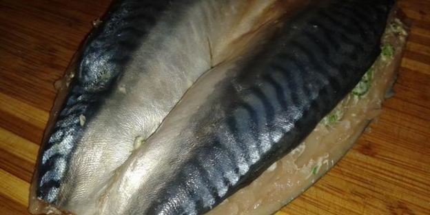 рулет из скумбрии с чесночным маслом