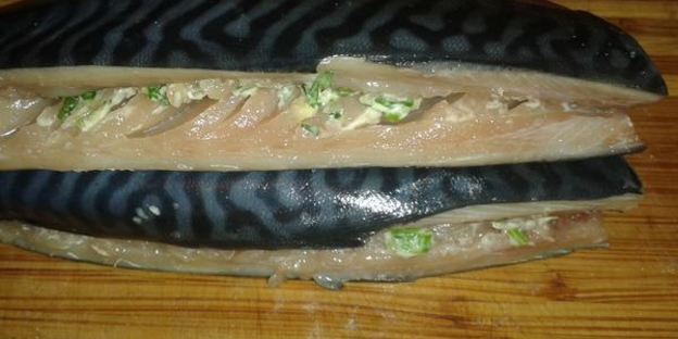 рулет из скумбрии с чесночным маслом