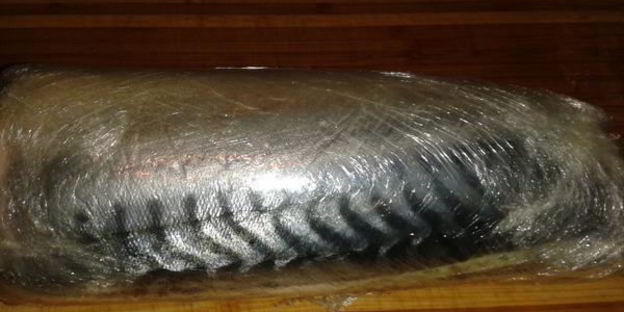 рулет из скумбрии с чесночным маслом