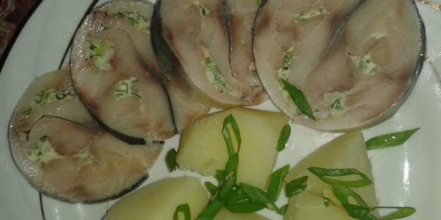 рулет из скумбрии с чесночным маслом