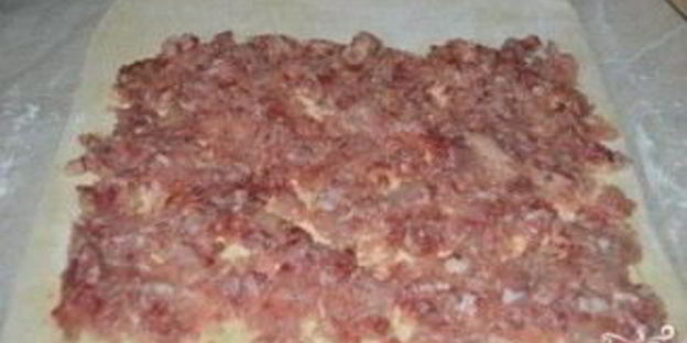 рулет из слоеного теста с начинкой