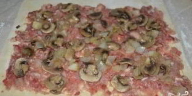 рулет из слоеного теста с начинкой