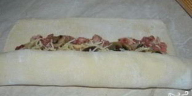 рулет из слоеного теста с начинкой