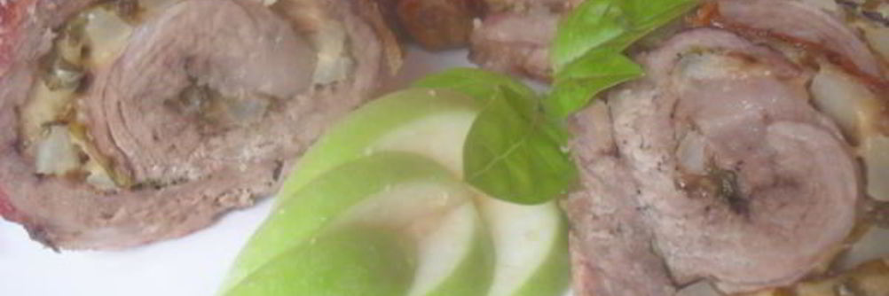 Рулет из свинины с яблоком и сыром