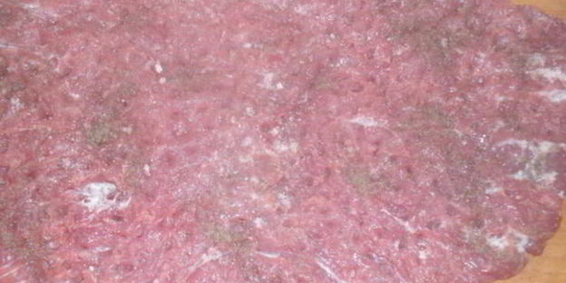 рулет из свинины с яблоком и сыром