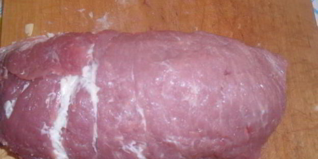 рулет из свинины с яблоком и сыром